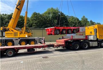 Mit einem Hydrauliktrailer lassen sich die Auswirkungen von Notbremsungen auf schwere Ladegüter simulieren.