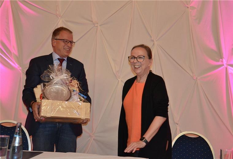 Mit einem Jobangebot, Lob, Dank, Anerkennung und einem Präsentkorb verabschiedete Bürgermeister Lars Rosebrock die ehemalige stellvertretende Gemeindedirektorin Irene Körner in den Ruhestand. 