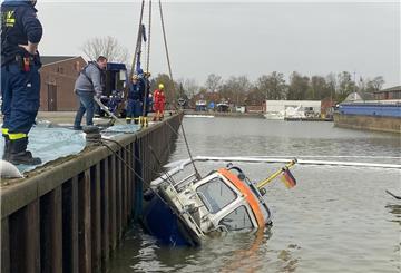 Ein gesunkenes Boot wird geborgen