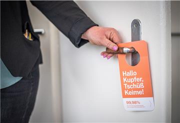 Mit einem Kupfer-Tape der Firma Statex sollen Viren und Keime auf Türklinken abgetötet werden - auch in Bremerhaven wurde das Tape hundertfach verkauft. Doch der Nachweis der Wirksamkeit ist noch nicht erbracht. Foto: Hartmann