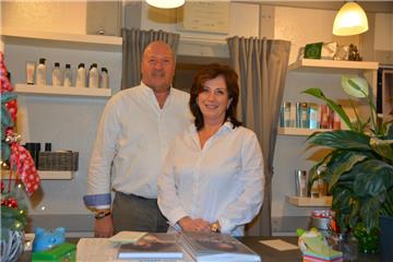 Mit einem lachenden, aber auch einem weinenden Auge, übergibt Manfred Volkens seinen „Bexer Friseursalon“ an Bianca Gerken. 
