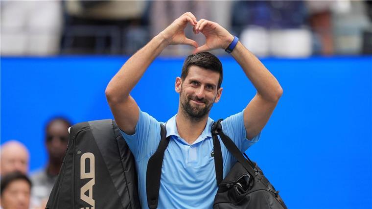Mit einem Lächeln und einem mit den Händen geformten Herz verabschiedet sich Novak Djokovic vom New Yorker Publikum.