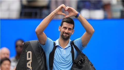 Mit einem Lächeln und einem mit den Händen geformten Herz verabschiedet sich Novak Djokovic vom New Yorker Publikum.