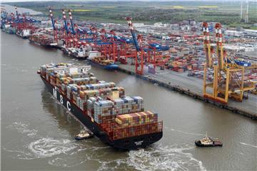 Mit einem leichten Plus ist der Containerumschlag in Bremerhaven 2017 stabil geblieben. Auch in diesem Jahr soll das Niveau gehalten werden.