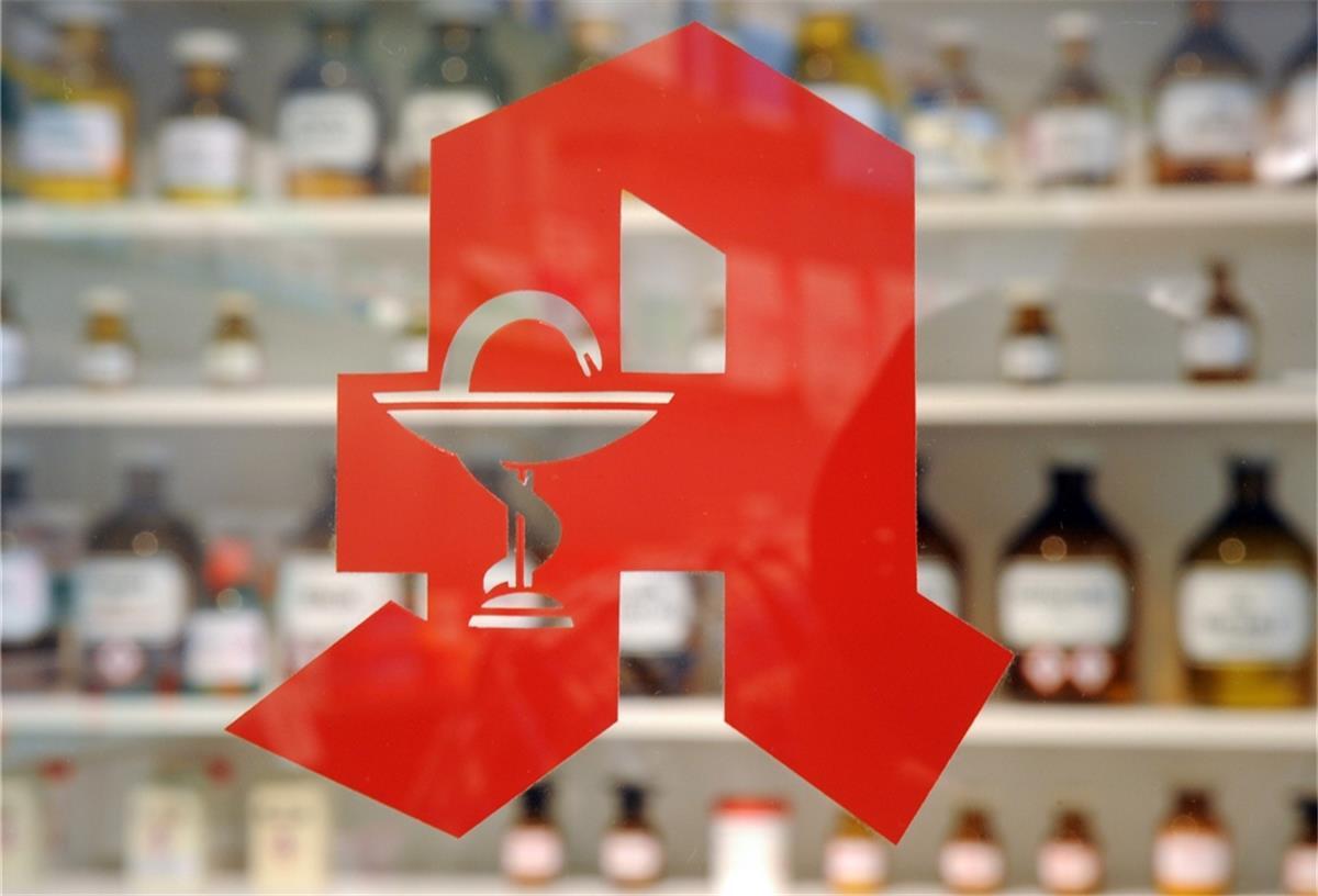 Mit einem Messer bewaffnet hat am Dienstag ein Unbekannter eine Apotheke in Cuxhaven überfallen.