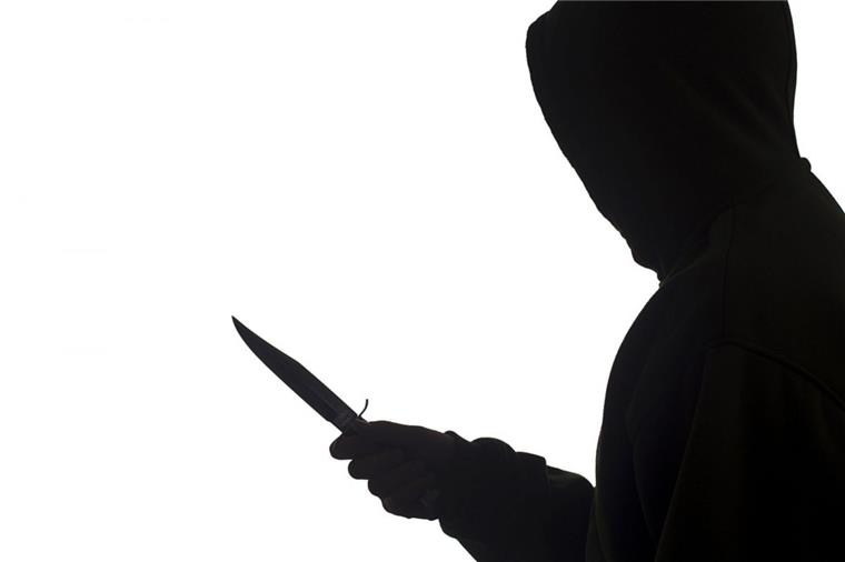 Mit einem Messer in der Hand hat ein unbekannter Räuber in Bremen eine Tankstelle überfallen.