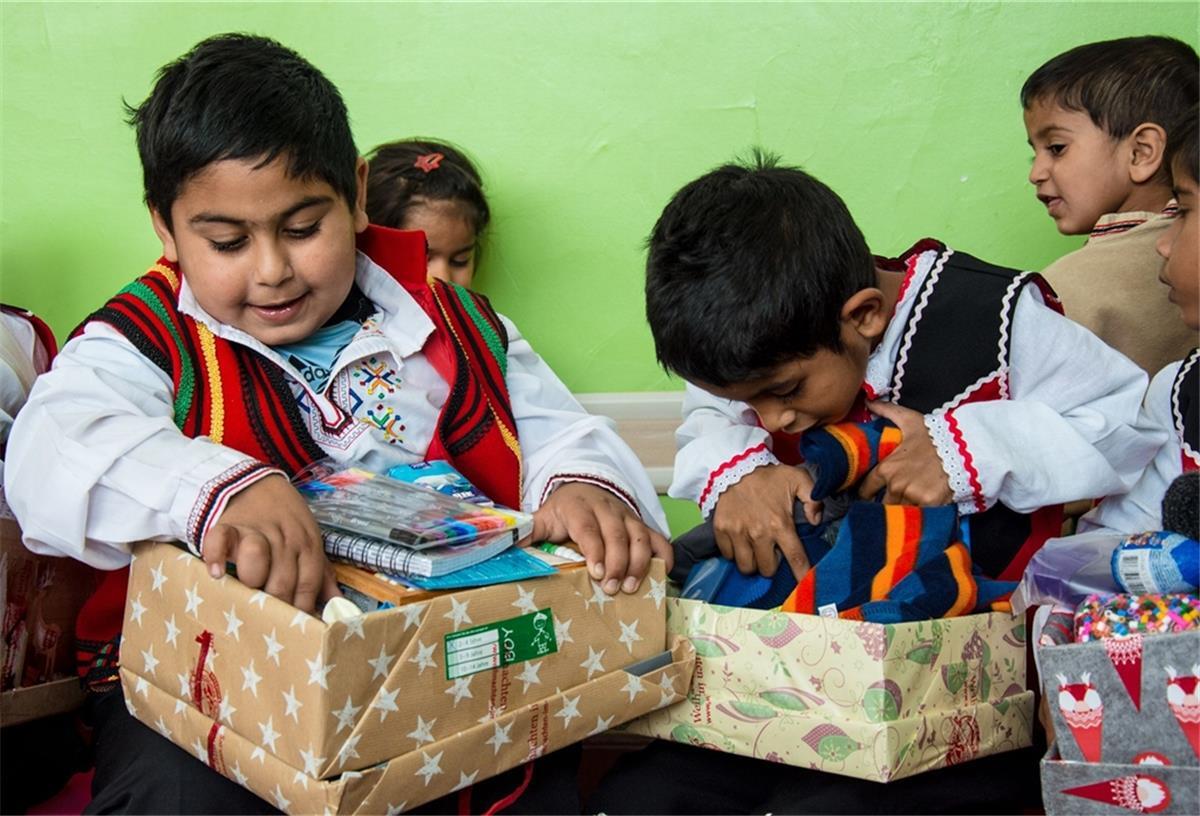 Kleine Geschenke für Kinder in Not Mit einem mit Geschenken bepackten Schuhkarton kann man bedürftigen Kindern in Osteuropa eine große Freude machen. Seit 20 Jahren schon beteiligt sich die Sittenser Kirchengemeinde an der Aktion.