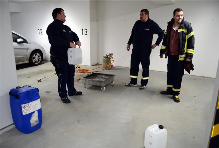 Loxstedt: Tiefgarage wird zur Nebellandschaft Mit einem rauchlosen Feuer in dieser Wanne wurde ein brennender PKW simuliert