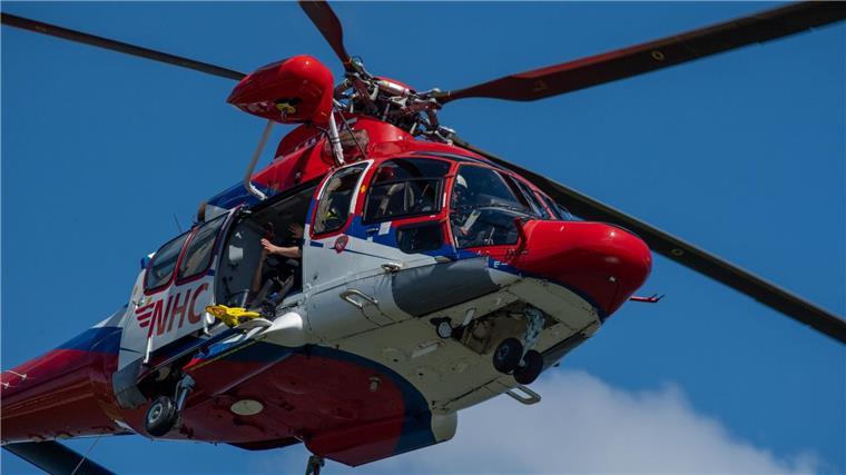 Neue Station für Rettungsflüge zu Windparks und Inseln Mit einem Rettungshubschrauber der Firma Northern HeliCopter GmbH (NHC).