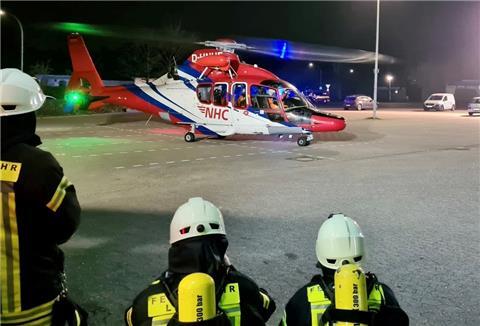 Mit einem Rettungshubschrauber wurde einer der Fahrer in ein Krankenhaus gebracht (Symbolbild).