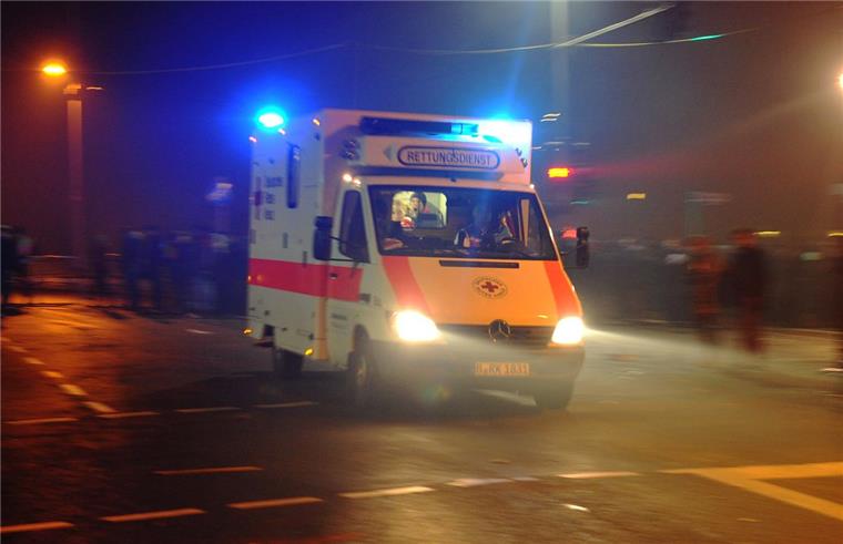 Feuerwehreinsatz an der Weser: Auto in den Fluss gerollt Mit einem Rettungswagen wurde der Mann ins Krankenhaus gebracht.