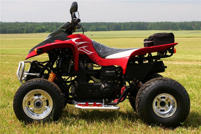 Geestemünde: Vater lässt Sohn (9) mit dem Quad fahren - bis die Polizei kommt Mit einem roten Quad (Symbolfoto) düste ein Neunjähriger in Geestemünde über eine Grünfläche.