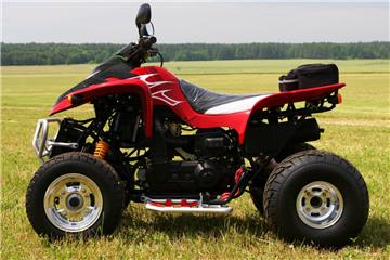 Mit einem roten Quad (Symbolfoto) düste ein Neunjähriger in Geestemünde über eine Grünfläche.