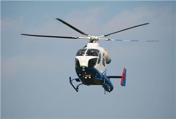 Mit einem solchen Polizeihubschrauber mit Wärmebildkamera hat die Polizei nach einer Frau am Strand in Cuxhaven-Sahlenburg gesucht - allerdings ohne Erfolg.