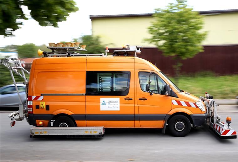 Mit einem solchen Spezialfahrzeug ist der TÜV-Rheinland alle fünf Jahre auf den Landesstraßen unterwegs, um Schäden zu dokumentieren.