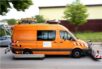 Mit einem solchen Spezialfahrzeug ist der TÜV-Rheinland alle fünf Jahre auf den Landesstraßen unterwegs, um Schäden zu dokumentieren.