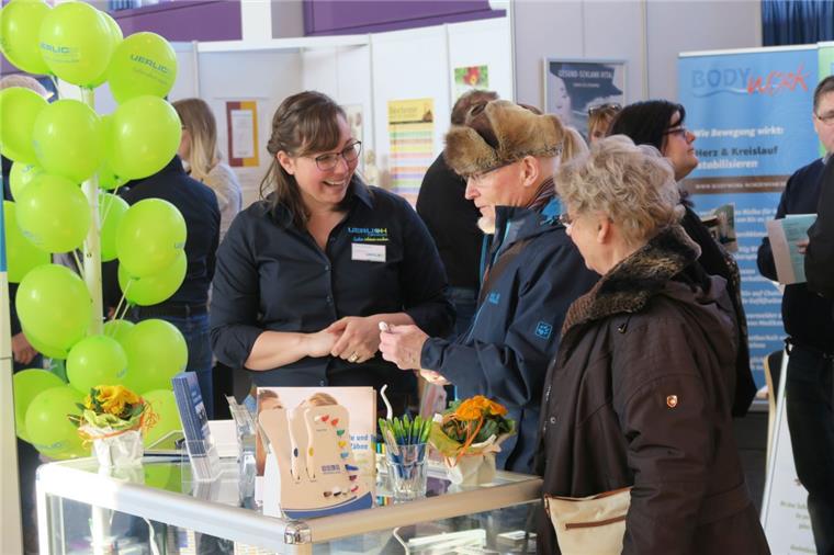 Mit einem Stand war die Zahnarztpraxis Uerlich aus Brake in der Stadthalle vertreten. Zu den Messebesuchern, die hier Station machten, gehörten auch Horst und Eva Schuleit aus Nordenham. Sie ließen sich von Praxishelferin Svea Staude über die richtige Zahnpflege beraten.
