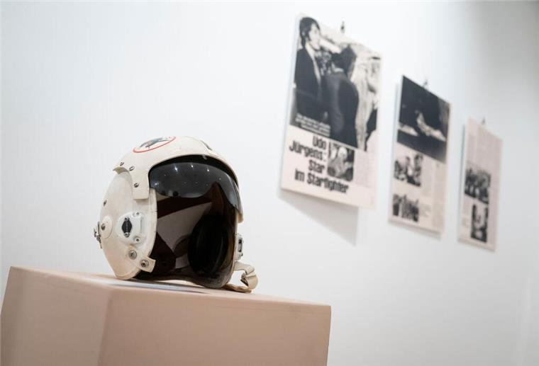 Mit einem „Starfighter“-Helm auf dem Kopf flog Udo Jürgens einst in 10.000 Metern Höhe.