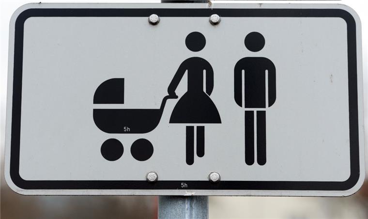 Mit einem Streit um Kinderwagenplätze im Linienbus hat der Streit angefangen.