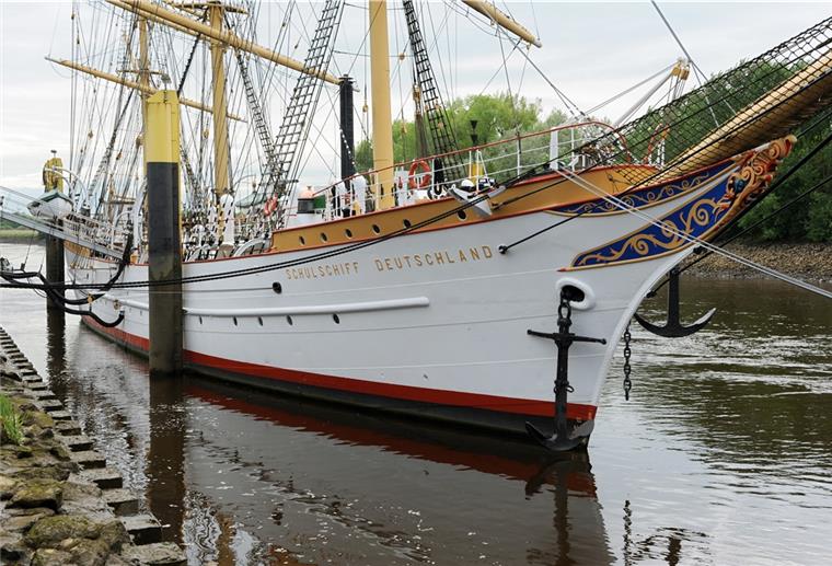 Mit einem umfassenden Hilfsangebot will der Senat den Trägerverein davon überzeugen, die „Schulschiff Deutschland" in Vegesack zu belassen.