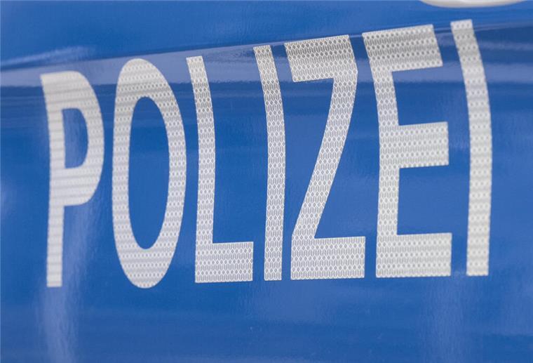 Dumm gelaufen! Autoknacker sperrt Komplizen ein Der Schriftzug ·Polizei· ist auf einem Streifenwagen
