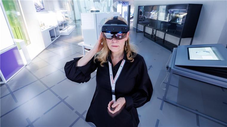 Mit einer Augmented-Reality-Brille werden blinde und sehbehinderte Menschen durch die Ausstellung geleitet.