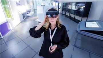 Mit einer Augmented-Reality-Brille werden blinde und sehbehinderte Menschen durch die Ausstellung geleitet.
