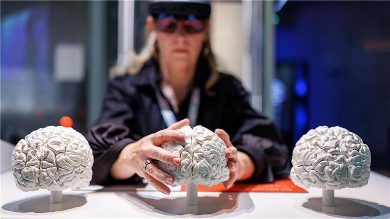 Mit einer Augmented-Reality-Brille werden blinde und sehbehinderte Menschen durch die Ausstellung geleitet.