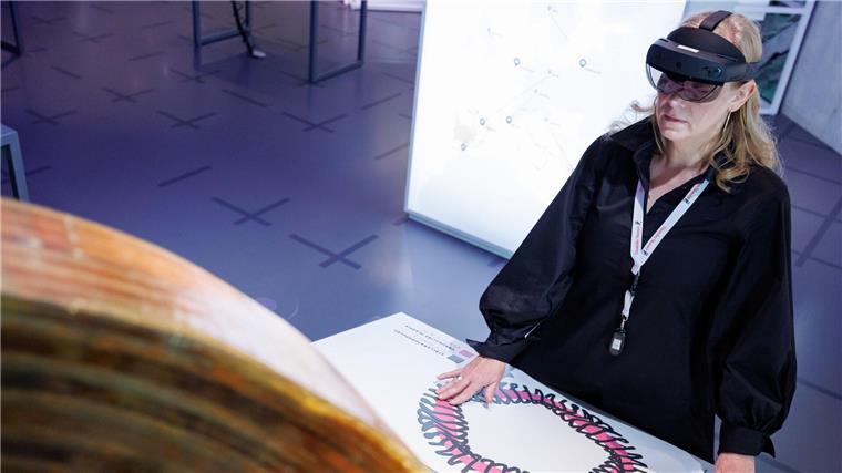 Mit einer Augmented-Reality-Brille werden blinde und sehbehinderte Menschen durch die Ausstellung geleitet.