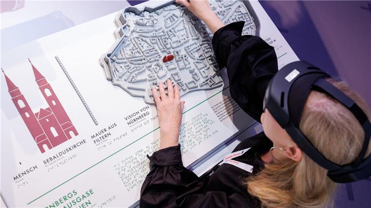 Mit einer Augmented-Reality-Brille werden blinde und sehbehinderte Menschen durch die Ausstellung geleitet.
