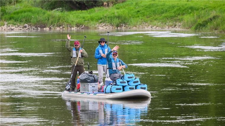 Mit einer außergewöhnlichen Tour auf der Weser will eine Gruppe Männer Spenden für ein Kinderhospiz sammeln. 