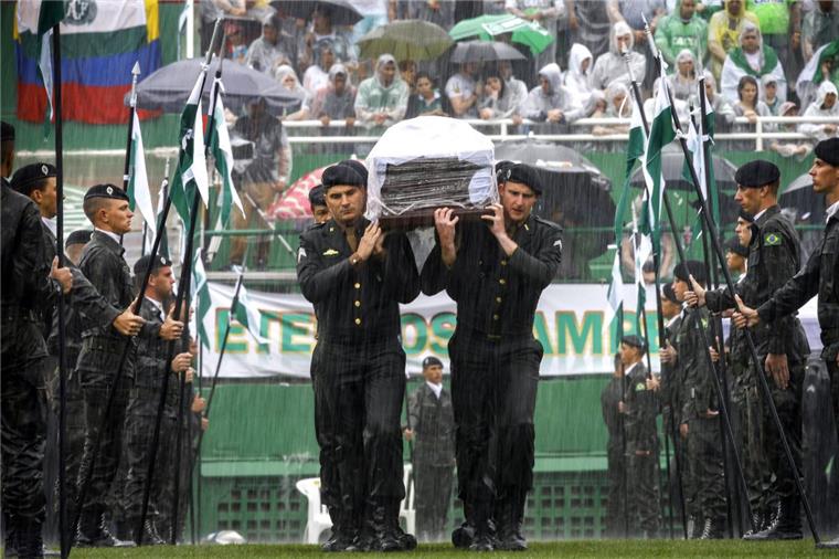 Mit einer bewegenden Trauerfeier hat die brasilianische Stadt Chapecó Abschied genommen von den bei einem Flugzeugabsturz in Kolumbien getöteten Spielern und Betreuern des Teams Chapecoense.
