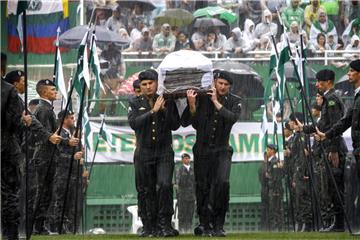 Mit einer bewegenden Trauerfeier hat die brasilianische Stadt Chapecó Abschied genommen von den bei einem Flugzeugabsturz in Kolumbien getöteten Spielern und Betreuern des Teams Chapecoense.