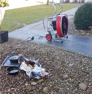 Mit einer Decke haben die Einsatzkräfte den brennenden Topf in Loxstedt schnell löschen können.