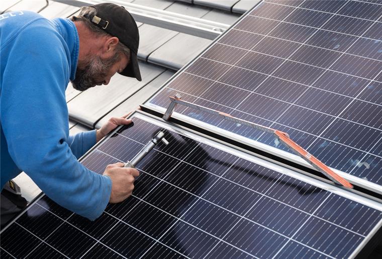 Mit einer eigenen Solarnlage kann man sich von den hohen Strompreisen teilweise unabhängig machen, sagen Verbraucherschützer.