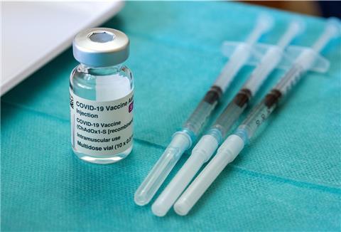 Mit einer ersten Astrazeneca-Dosis geimpfte Menschen unter 60 Jahren sollen nach einer Empfehlung der Ständigen Impfkommission (Stiko) für die zweite Impfung auf ein anderes Präparat umsteigen.