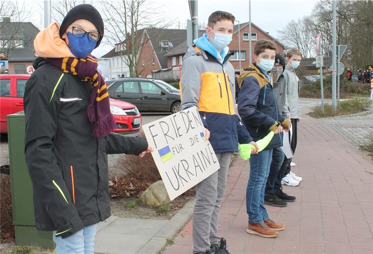 Hagener Schüler setzen starkes Zeichen für den Frieden Mit einer Friedenskette demonstrierten etwa 1100 Schüler der Hagener Schulen gegen den Krieg in der Ukraine.