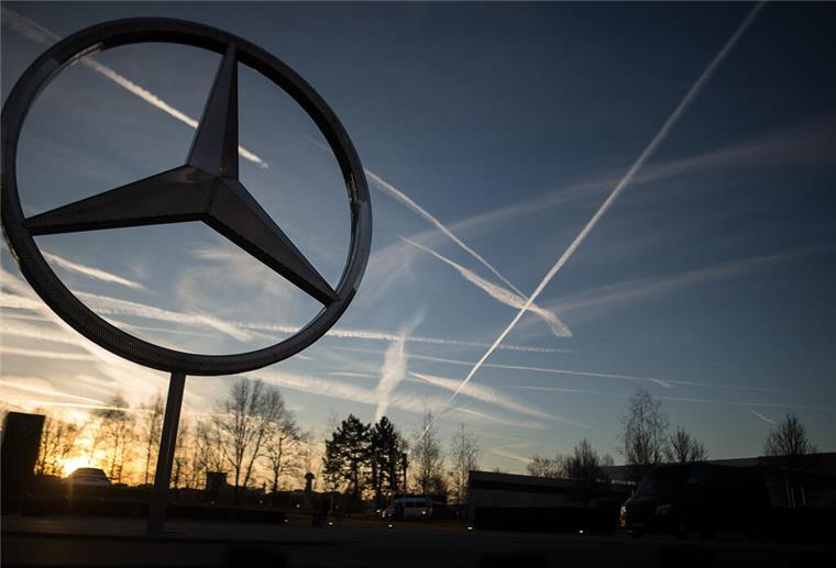 Mit einer gezielten Aktion haben Aktivisten am Montagmorgen eine Bahnstrecke zum Mercedes-Werk in Bremen stillgelegt.