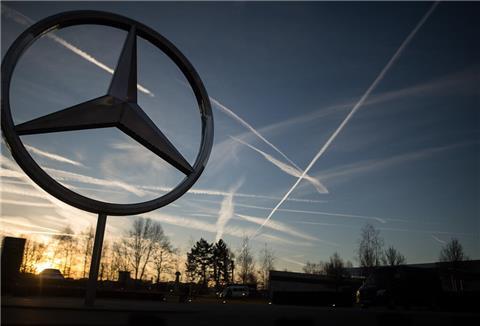 Mit einer gezielten Aktion haben Aktivisten am Montagmorgen eine Bahnstrecke zum Mercedes-Werk in Bremen stillgelegt.