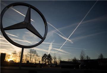 Mit einer gezielten Aktion haben Aktivisten am Montagmorgen eine Bahnstrecke zum Mercedes-Werk in Bremen stillgelegt.