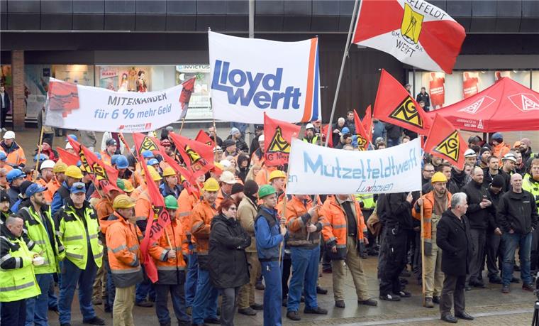 Bremerhaven: Metaller fordern mehr Lohn und drohen mit Streik Mit einer Kundgebung in Bremerhaven machen die Beschäftigten der Metall- und Elektro-Industrie Druck auf die nächste Runde der Tarifverhandlungen am Donnerstag.