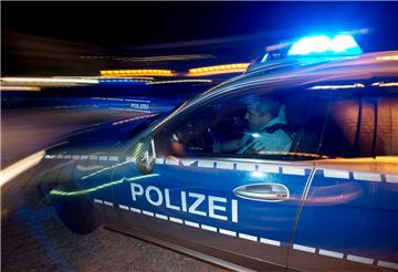 Mit einer Machete bewaffnet haben zwei Unbekannte einen Mann in Bremen überfallen und seine Geldbörse erbeutet.