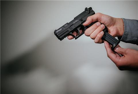 Mit einer Pistole bedrohte der Täter die Tankstellen-Angestellte (Symbolbild)