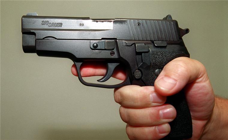 Mit einer Schusswaffe in der Hand bedrohte ein Räuber eine Bankangestellte in Bremen.