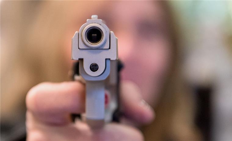 Schwerer Raub in Langen: Polizei fasst mutmaßliche Täter auf Weserfähre Mit einer Schusswaffe wurde das Opfer eines Raubes in Langen bedroht.