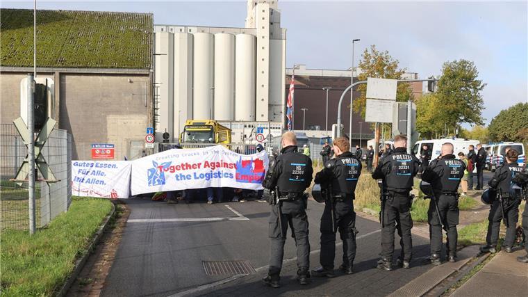 Mit einer Sitzblockade protestieren Aktivisten vor der Zufahrt eines Hafendienstleisters in Bremen-Walle. 