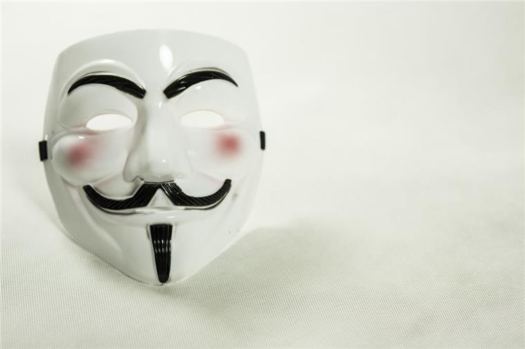 Mit einer sogenannten Anonymus-Maske überfiel ein 18-Jähriger Geschäfte in Geestemünde. 