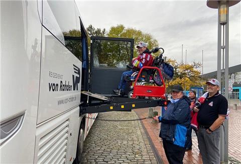 Mit einer speziellen Rampe gelangt Eishockey-Fan Simon Brischke in den Fanbus.