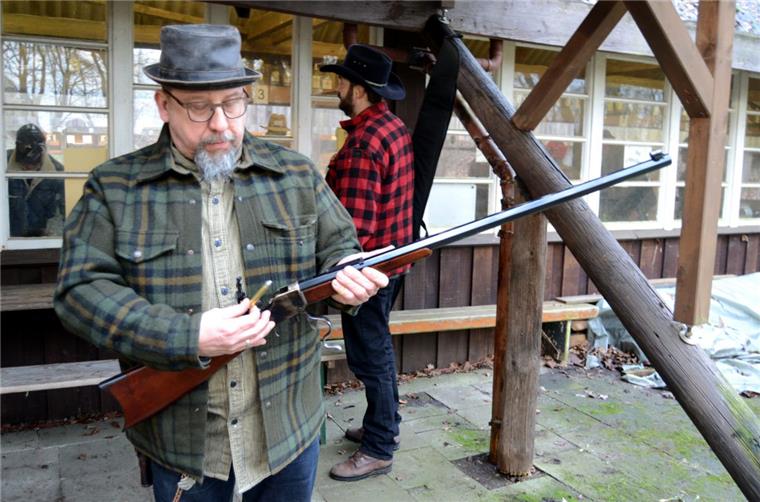 Mit einer Winchester 1885, Modell High Wall schießt Herbert Winkelmann beim Wintercamp in Düring auf Motivscheiben. Die Munition für die Waffe stellt er selbst her.
