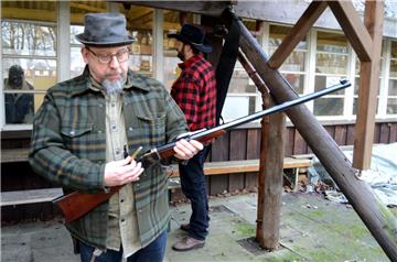 Mit einer Winchester 1885, Modell High Wall schießt Herbert Winkelmann beim Wintercamp in Düring auf Motivscheiben. Die Munition für die Waffe stellt er selbst her.